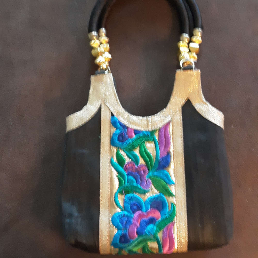Black embroidered retro zippered purse